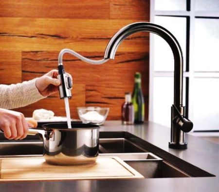 Single Handle Pull-Down Kitchen Faucet with Touch2O Technology